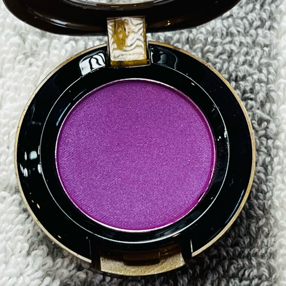Mac cosmetics vibrant grape  satin eyeshadow